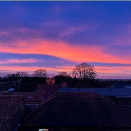 Sunset View, 2 Bedrooms In The Heart Of Holt With Parking Exterior photo